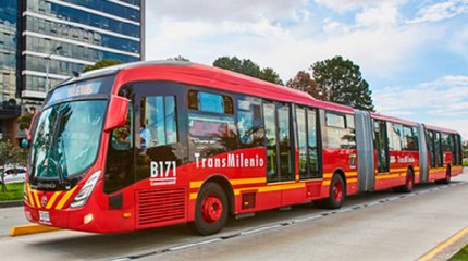 Una mujer dio a luz en una estación de TransMilenio asistida por funcionarias del sistema