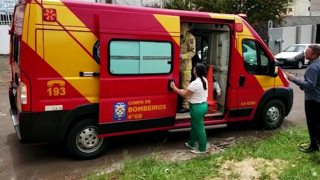 Meninos de 10 e 15 anos fica feridos após terem a bicicleta atingida por carro