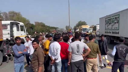 परिवहन विभाग के गार्ड ने मारा ट्रॉला को डंडा, कुचलने से बाइक सवार की मौत