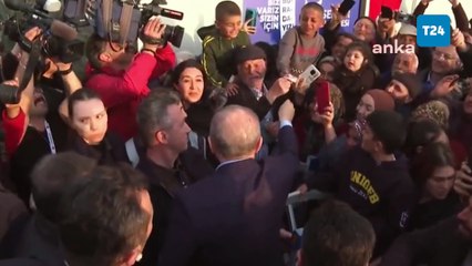 Adıyamanlılardan 'helallik' isteyen Cumhurbaşkanı Erdoğan, çocuklara para dağıttı