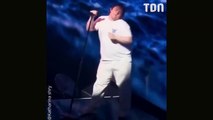 Un célèbre chanteur atteint du syndrome de la Tourette fait une crise en plein concert