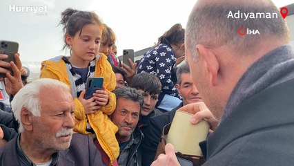 Deprem bölgesindeki çocuk bağışladığı kumbarasını Bakan Soylu’ya teslim etti