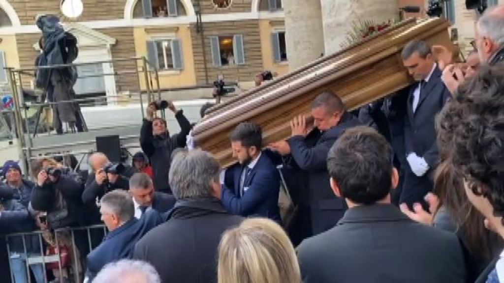 Video Folla, amici e commozione ai funerali di Maurizio Costanzo a Roma