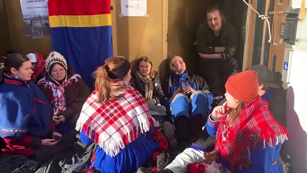 Greta Thunberg e dezenas de ativistas bloqueiam...