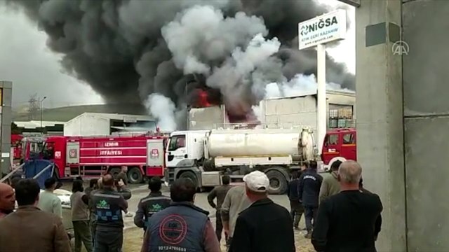 Aliağa'da atık geri kazanım tesisinde yangın çıktı