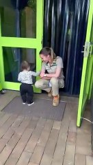 Ce bébé se débarrasse d'un agent de sécurité...