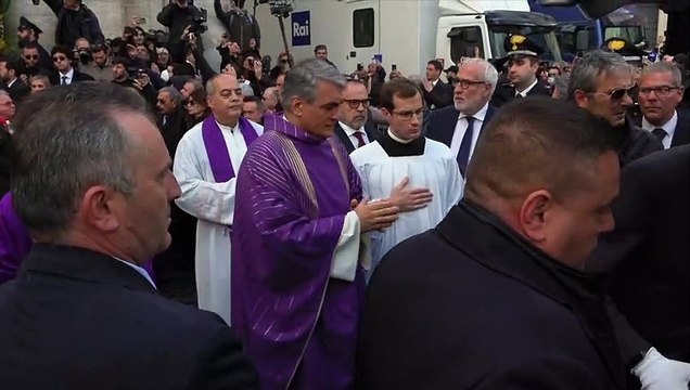 Funerali Costanzo, l'uscita del feretro sulle note del talk show: la commozione di Maria De Filippi