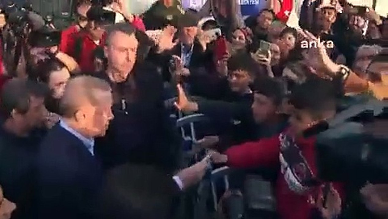 'Helallik' isteyen Erdoğan çocuklara para dağıttı