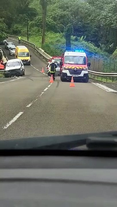Une femme enceinte de 17 ans héliportée après u...