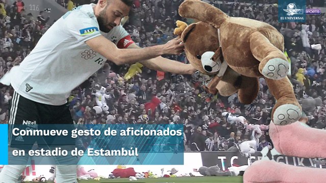 Aficionados lanzan peluches en partido para niños afectados por sismos en Turquía
