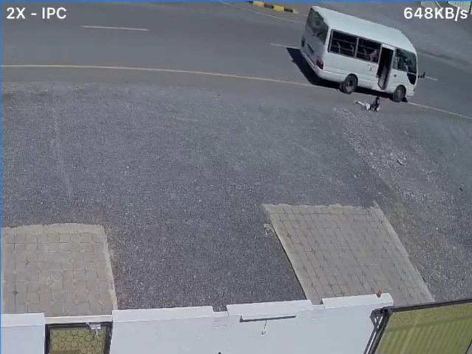 Küçük kız hareket halindeki minibüsten düştü, şoför yola devam etti