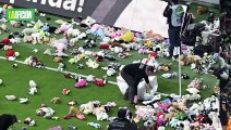 Lluvia de muñecos en partido del Besiktas para niños afectados por terremotos