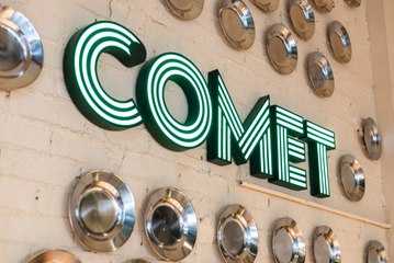 Descubre el increíble edificio  COMET Retiro: monos, barcas, libros, taza y una terraza 360