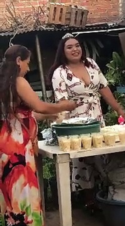 Gülerken Düşen Kadın