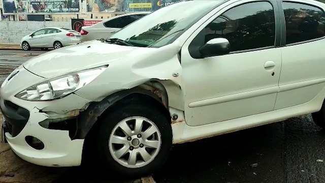 Logus e Peugeot se envolvem em acidente no Centro de Cascavel