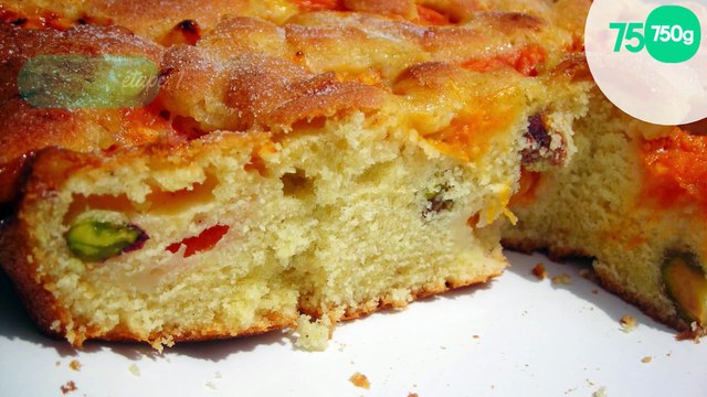 Gâteau aux abricots vanillés et aux éclats de pistaches