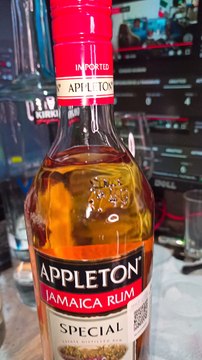presentando una botella de appleton jamaica rum special un buen licor que me gusta mucho
