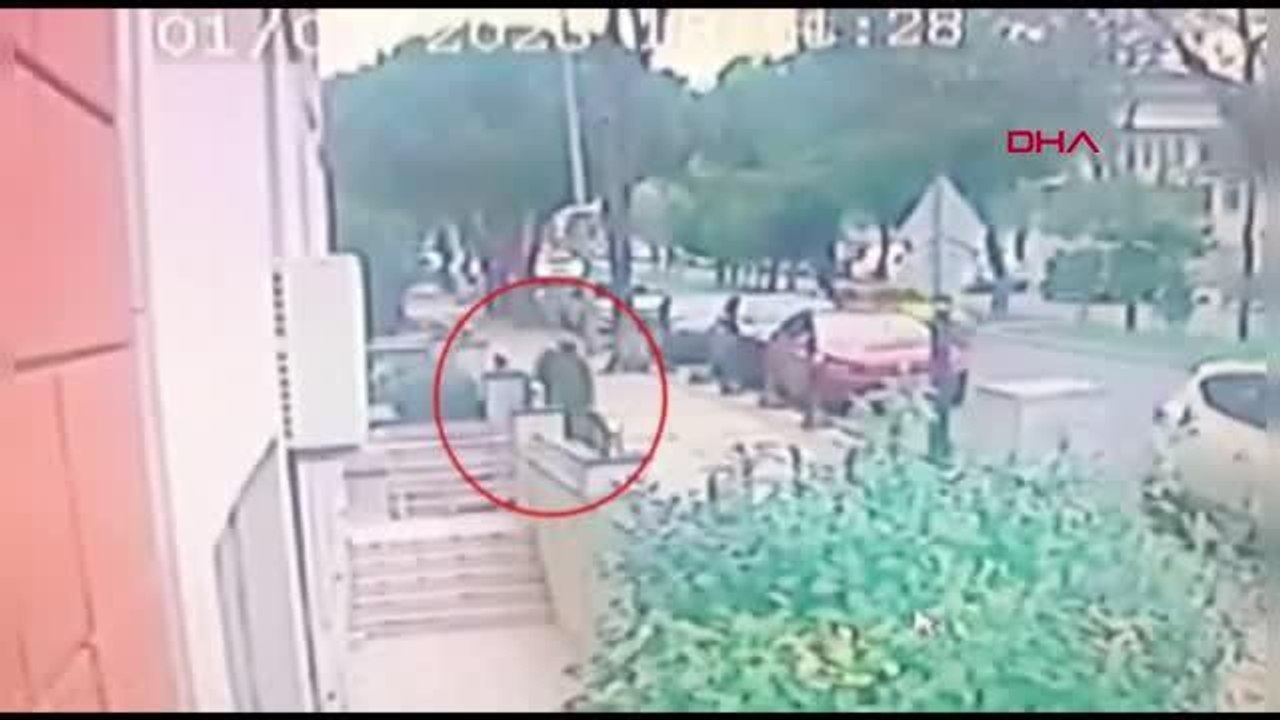 İSTANBUL-BAKIRKÖY'DE EVDEN 500 BİN LİRA DEĞERİNDE ZİYNET EŞYASI ÇALDI, TAKSİYLE KAÇTI