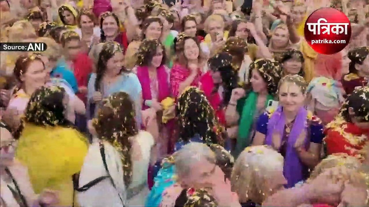 Video : विदेशी पर्यटकों ने खेली फूलों की होली, हिंदी गानों पर जमकर झूमे