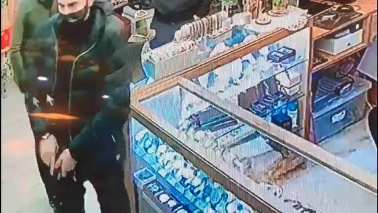 AVCILAR'DA KENDİLERİNİ POLİS OLARAK TANITIP HEDİYELİK EŞYA DÜKKANI SAHİBİNİ GASBEDEN ŞÜPHELİLER YAKALANDI