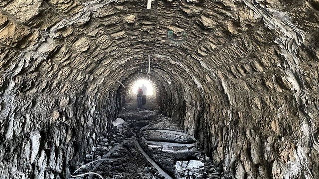 Depremlerin etkisiyle taş tünelde yarıklar oluştu