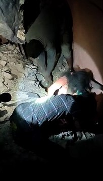 भरभराकर गिरा दो मंजिला मकान, महिला दबी, बड़ा हादसा टला देखे Video