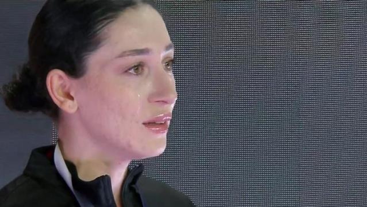 Avrupa Salon Atletizm Şampiyonası'nda rekorla şampiyon olan  Tuğba Danışmaz, kürsüde gözyaşlarına boğuldu