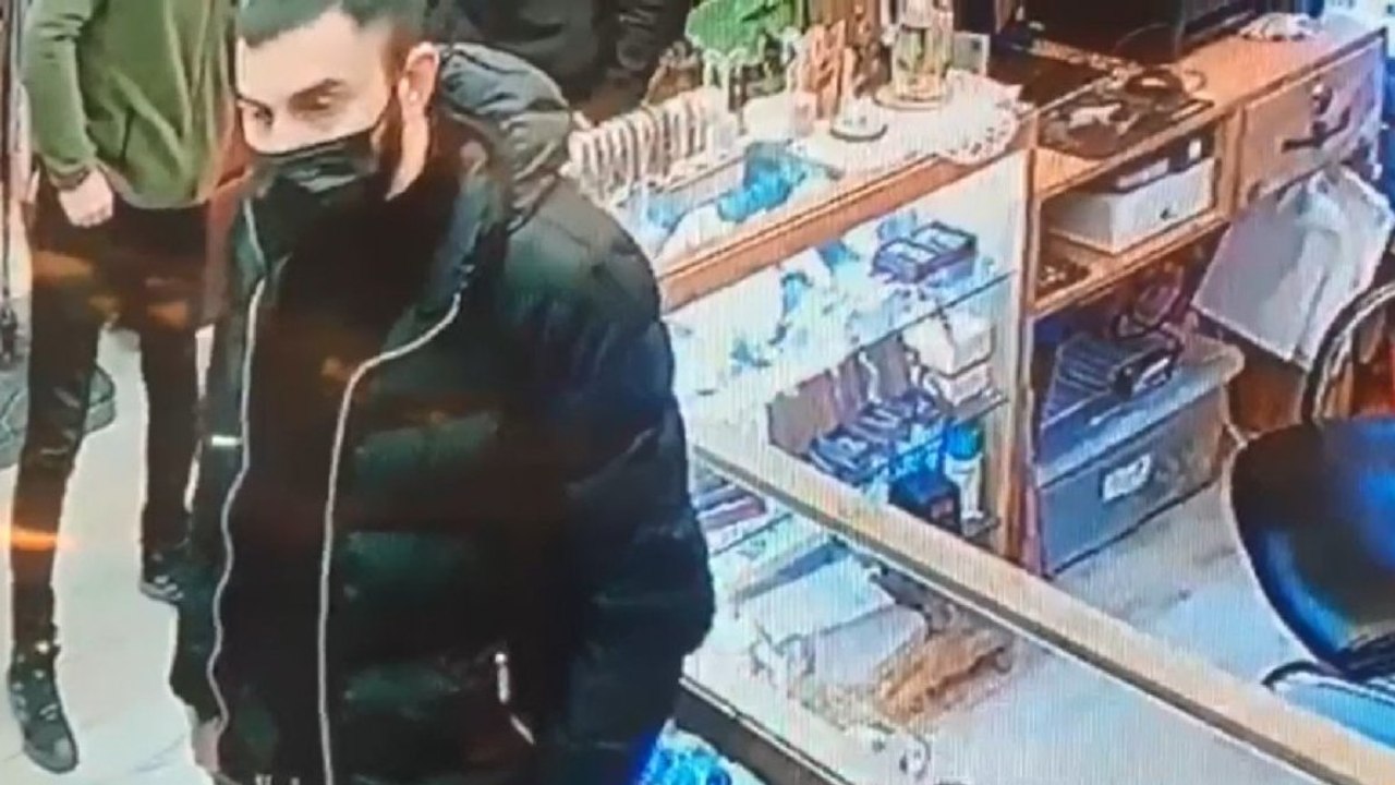 “Polisiz, arama yapacağız” diyerek 7 bin 500 dolar çaldılar