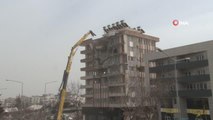Adıyaman'da ağır hasarlı binaların yıkımı devam ediyor