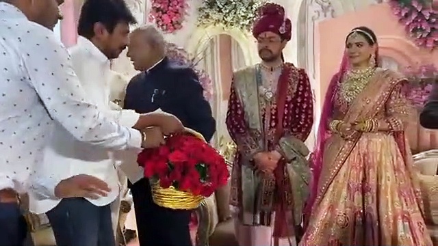 ஆளுநர் பன்வாரிலால் பேத்தி திருமண விழாவில் பங்கேற்ற உதயநிதி ஸ்டாலின்..!