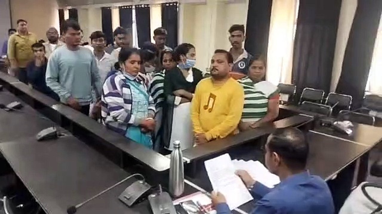Hospital employees agitated over low salary, contractor complains to collector