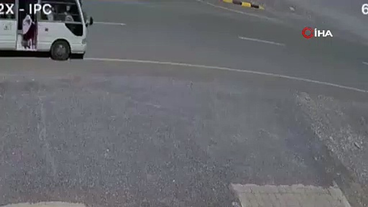 Kız öğrenci minibüsten düştü, şoför yola devam etti