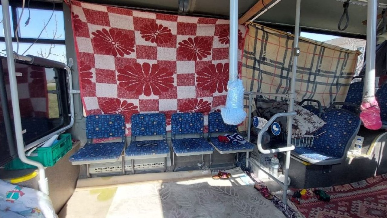 Şoförü olduğu otobüs depremden sonra evi oldu