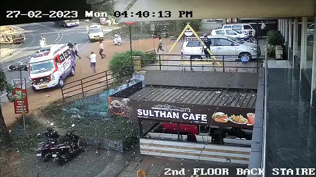 Shock video : முந்த முயன்ற டூவீலர் ஆம்புலன்சில் மோதி விபத்து! பதபதைக்கும் சிசிடிவி காட்சிகள்!