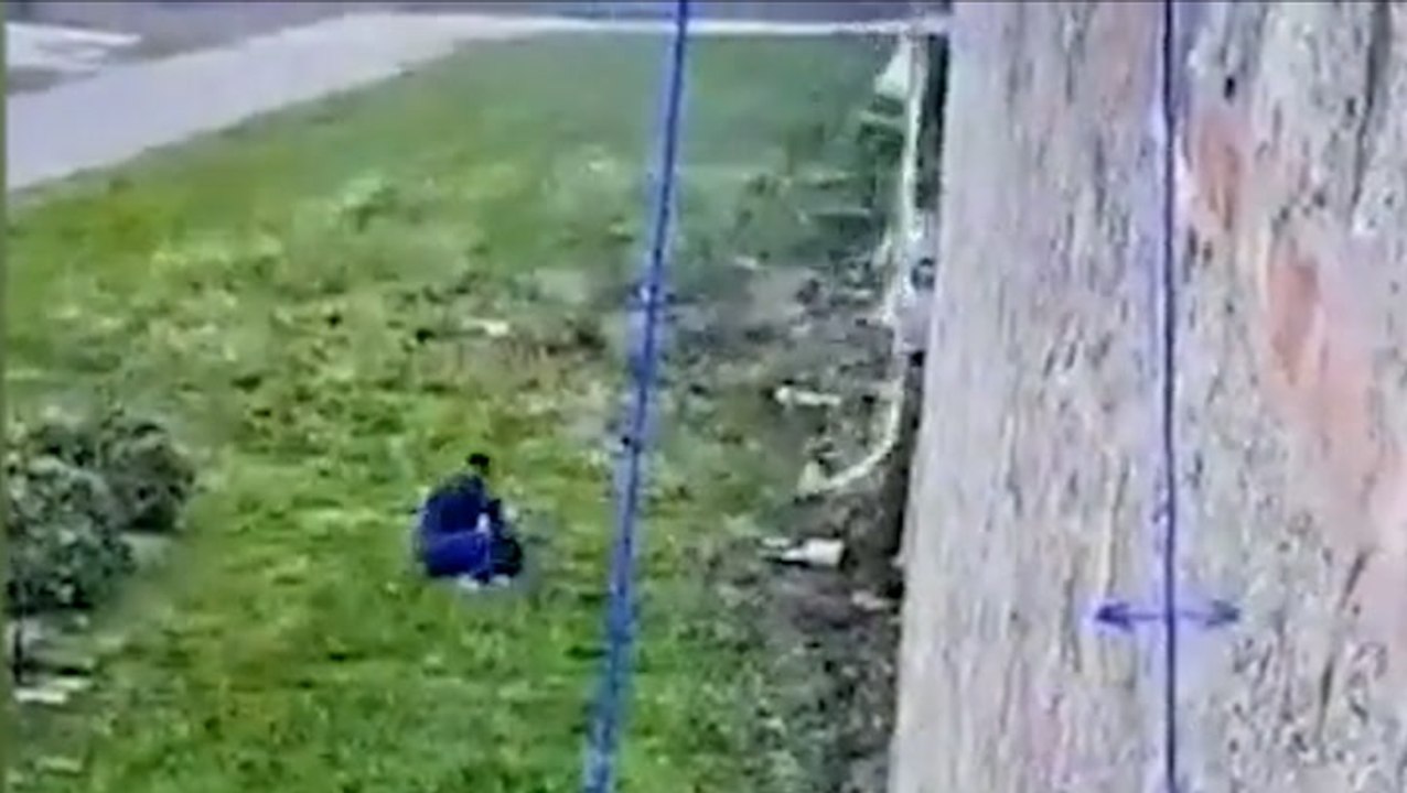 Mafia boss escapes high-security jail by climbing down wall using knotted bed sheets