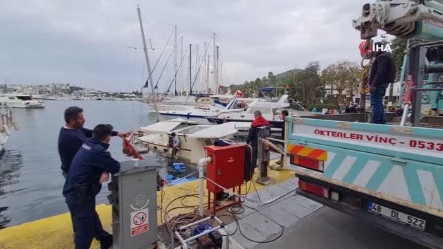 Bodrum Limanı'na bağlı tur teknesi battı