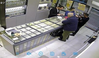 Fotoğraf çekme bahanesiyle bileziği çalmaya kalktı... O anlar kamerada