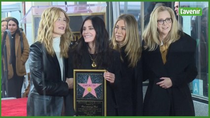 Courteney Cox découvre son étoile à Hollywood... entre amies