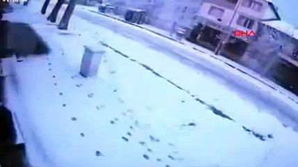 Deprem anına ait korkunç görüntüler! Yol böyle yarıldı