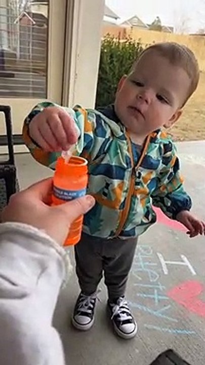 Sa première bulle de savon