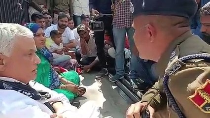 Descargar video: वीरांगना के साथ धरने पर बैठे सांसद किरोडीलाल मीणा