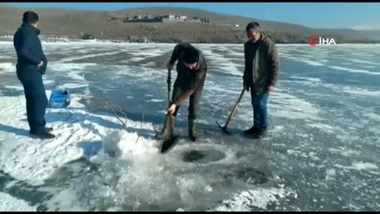 Kars'ta balıkçıların Eskimo usulü balık avı kamerada