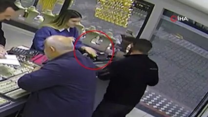 Kuyumcuya Gelerek Fotoğraf Çekme Bahanesiyle Bileziği Çalan Şahıs Kovalamaca Sonunda Yakalandı!