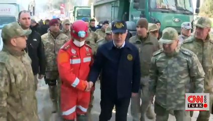 Bakan Akar'dan enkaz altından 326 canı çıkaran Mehmetçiğe tebrik ziyareti