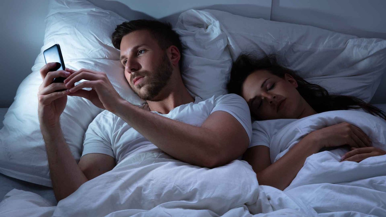 Micro Cheating: An diesen Anzeichen erkennst du den Mini-Betrug