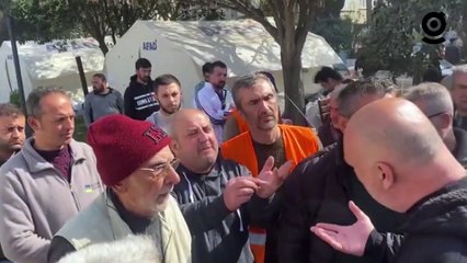 Hatay’da depremzedeler valiliğe ve polise tepkili