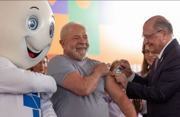 Alckmin vacina Lula durante lançamento de campanha de imunização