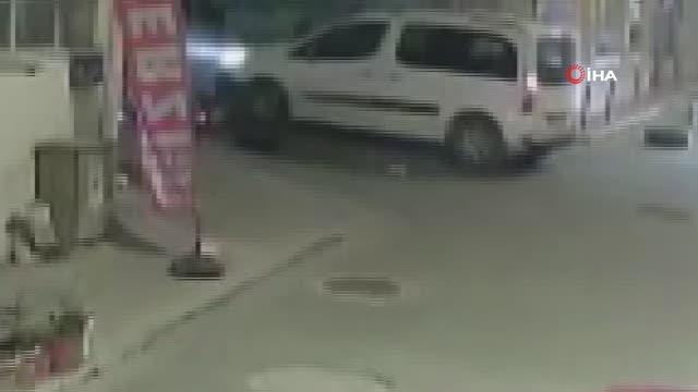 Araçla çarpışan motosiklet sürücüsü metrelerce sürüklendi