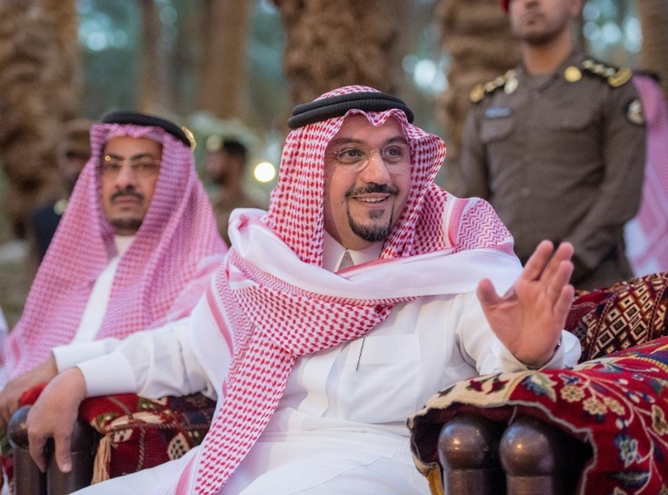 لفتة إنسانية من أمير القصيم تجاه أحد معلميه في الجامعة