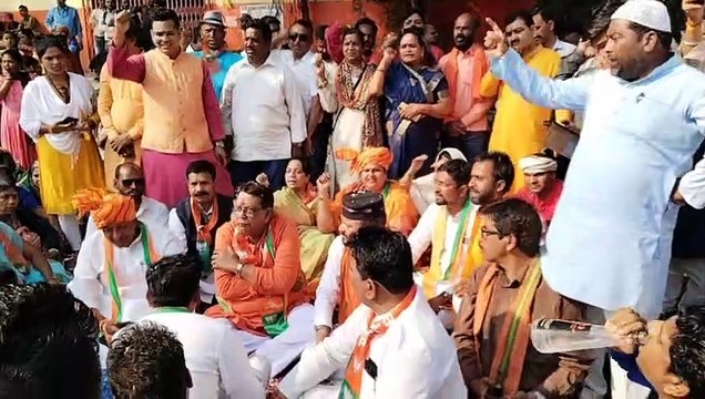 पुलिस ने रोकी विकास यात्रा: पूर्व मंत्री धरने पर बैठे